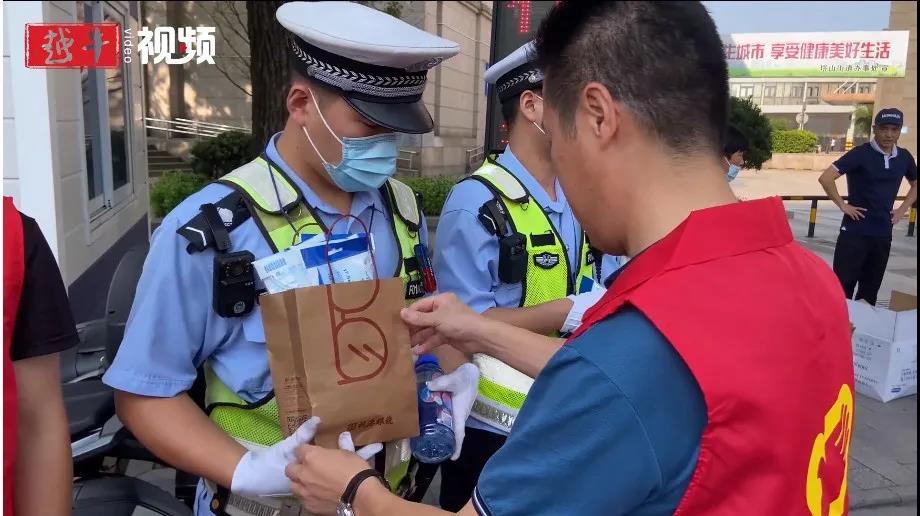 杭港公益 I 慰问一线执勤交警，警民共保平安出行